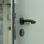 Puerta Metal BASIC 90 - Blanco (Izquierda) - 096x205cm - Con manija negra, umbral, aislamiento